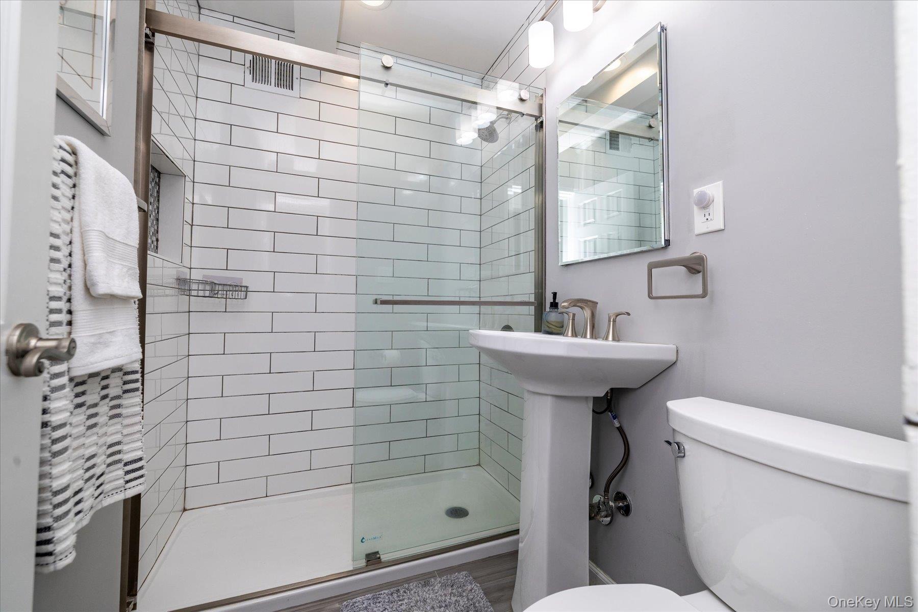 410 E Broadway, Unit 4C photo 9