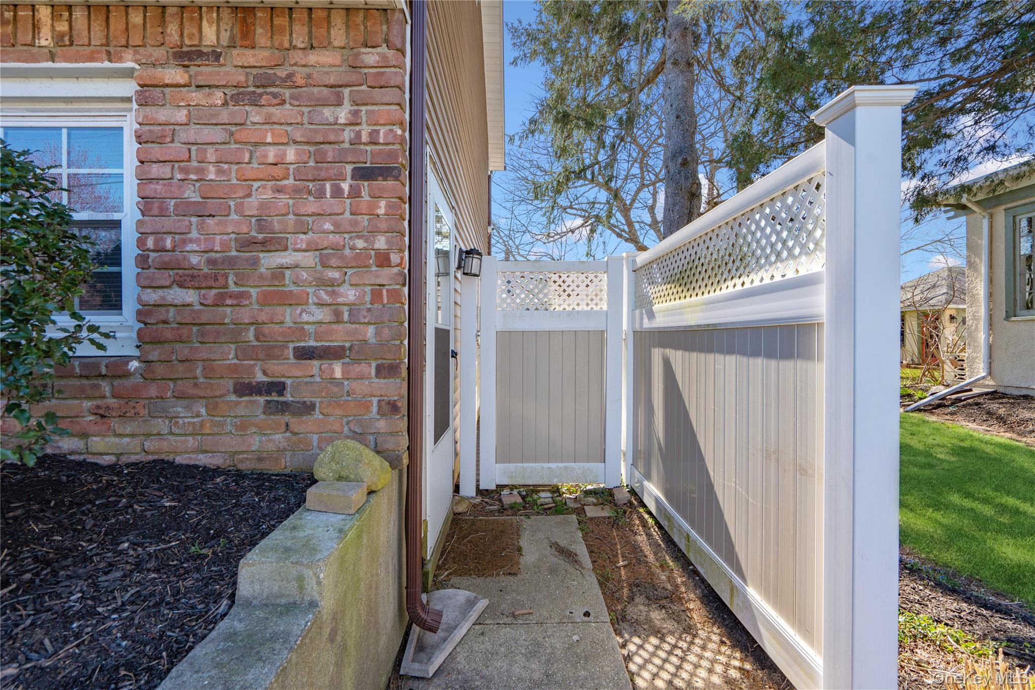 445 S Wellwood Avenue – For Rent photo 3