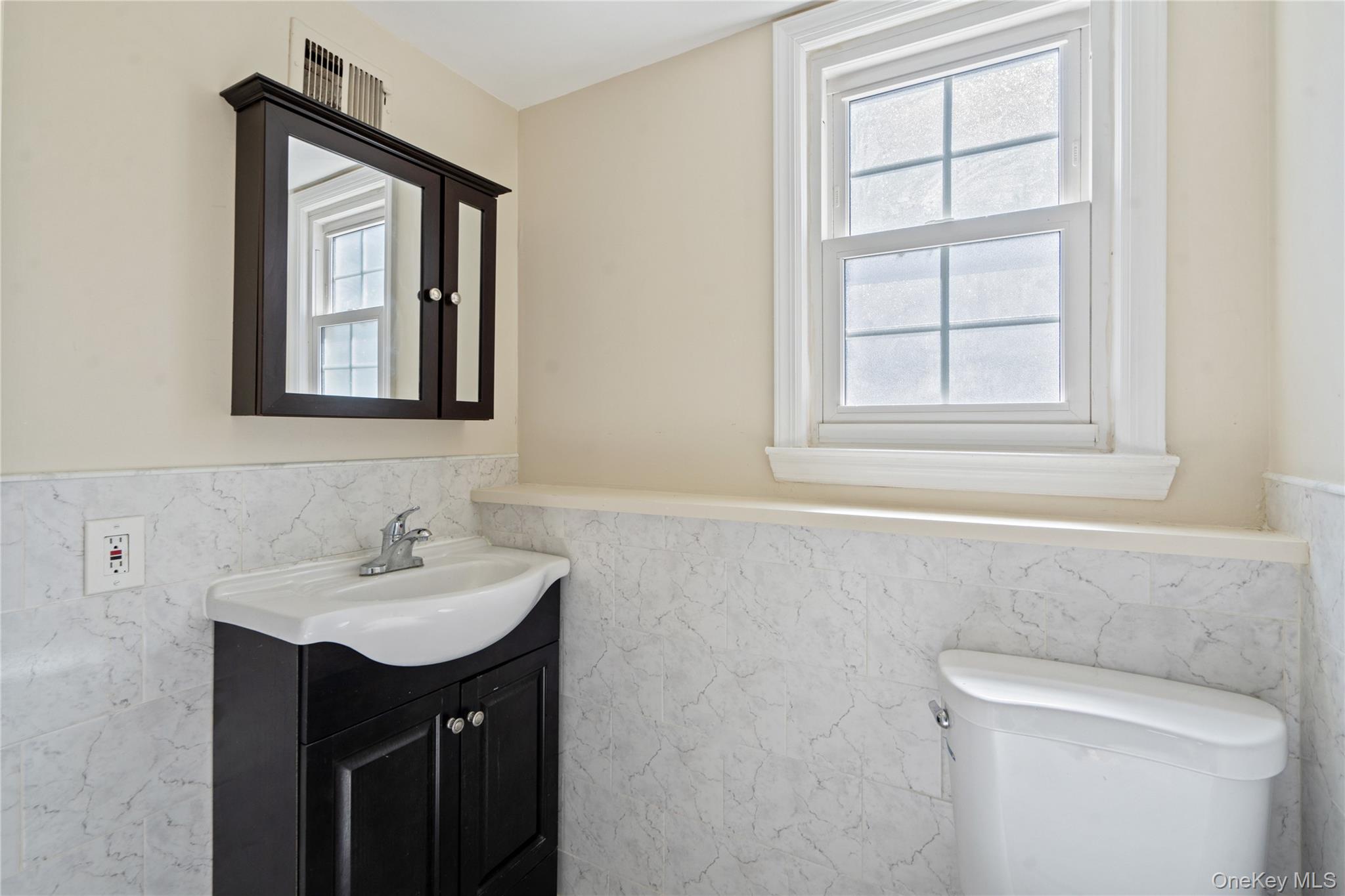 445 S Wellwood Avenue – For Rent photo 7