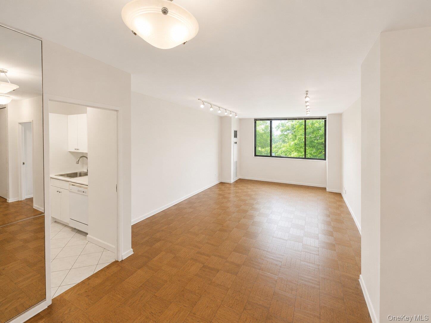 27010 Grand Central Parkway, Unit 4M photo 2