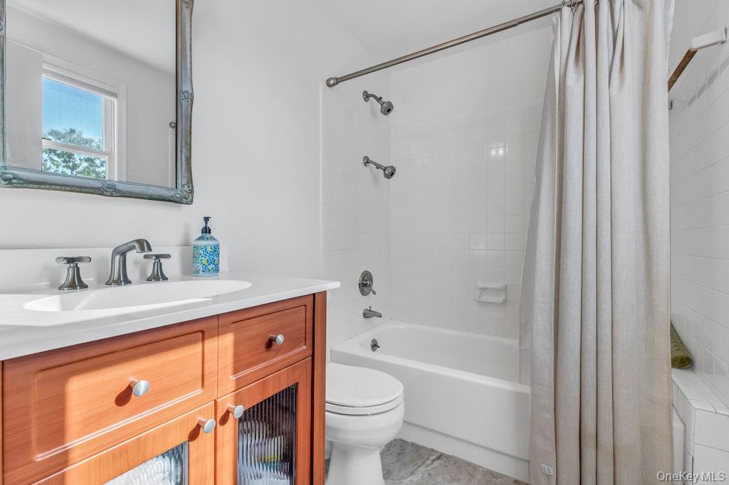 3651 Soundview Avenue – For Sale photo 17