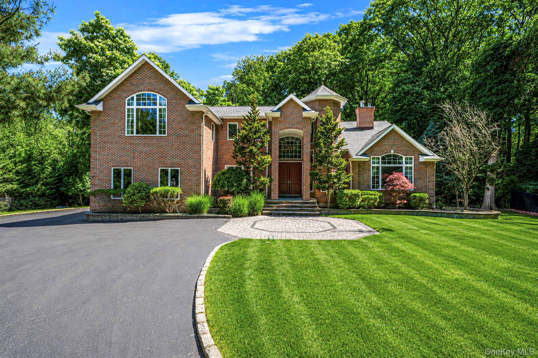 589 Landing Avenue – For Sale