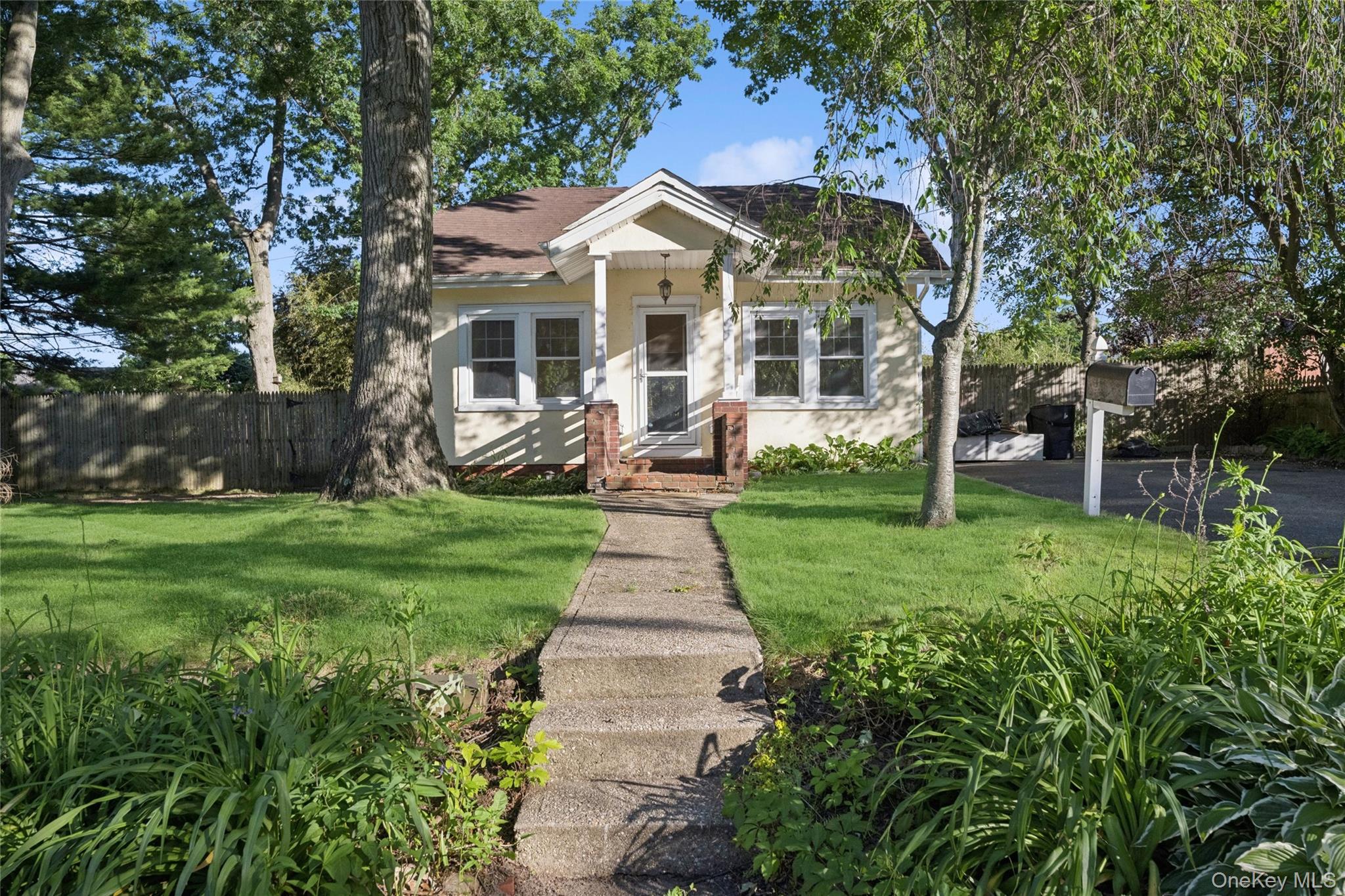 36 Lakeview Court – For Sale