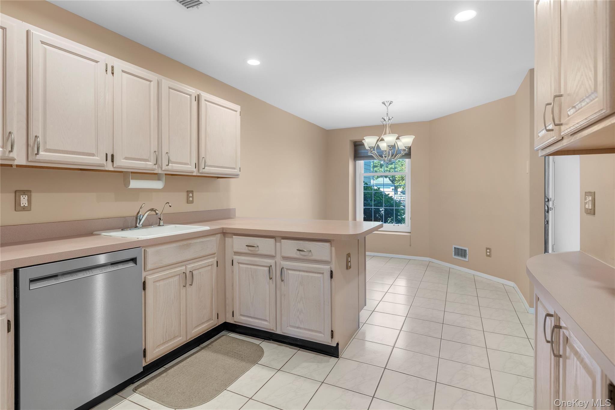 38 Lakebridge Drive S – For Sale photo 9