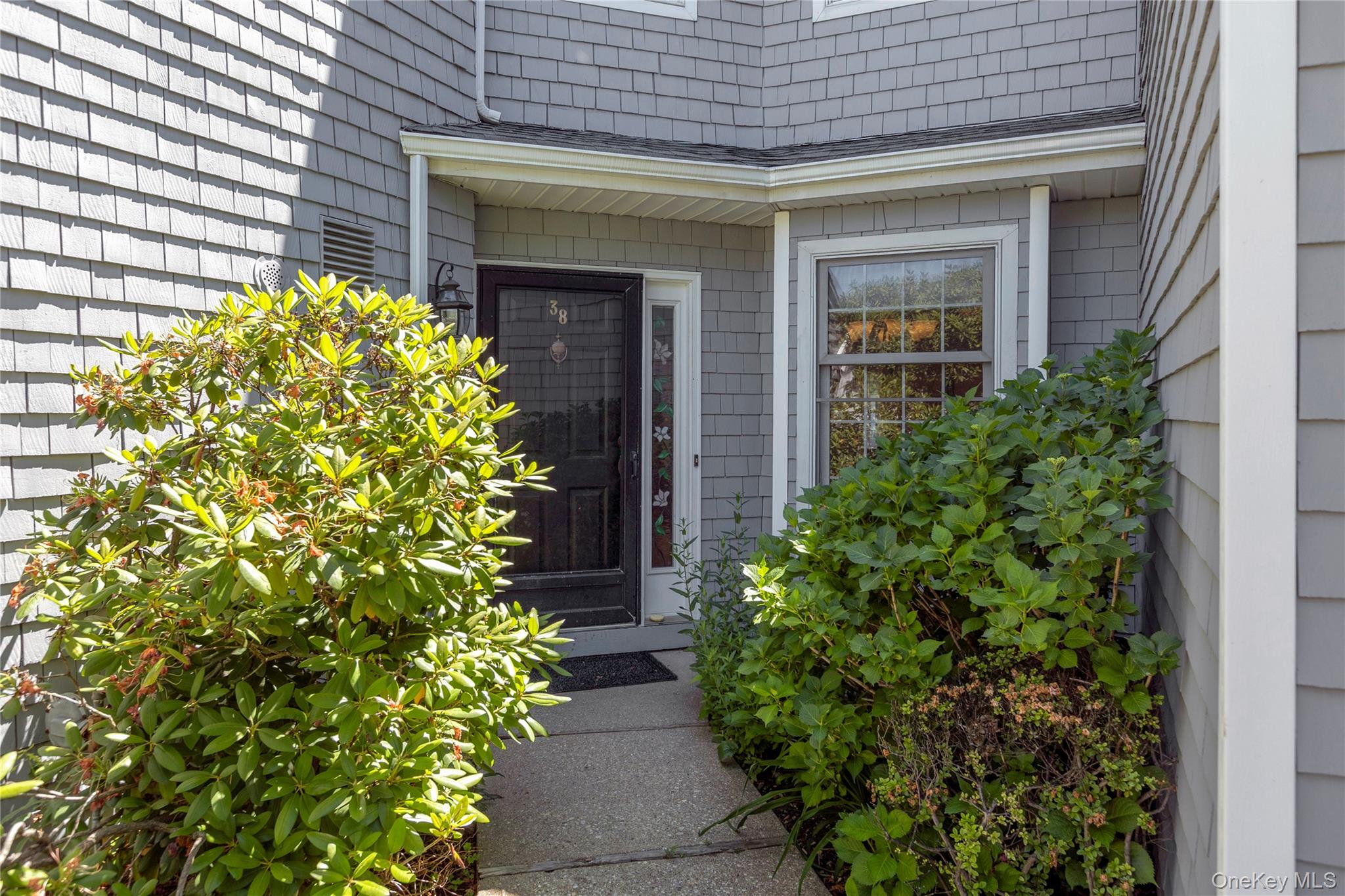 38 Lakebridge Drive S – For Sale photo 4