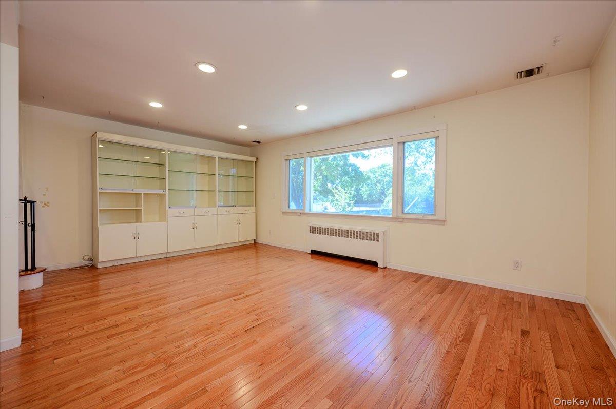 567 Oxford Road – For Sale photo 2