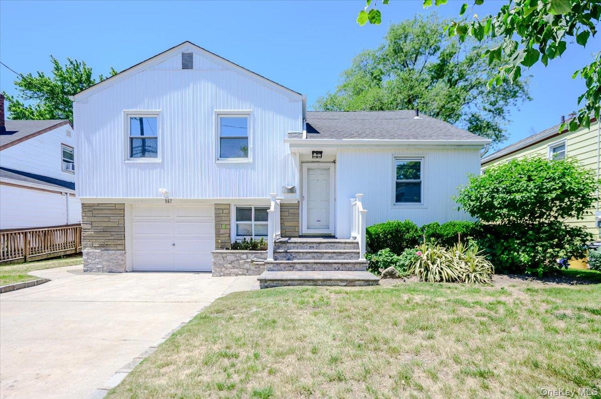 567 Oxford Road – For Sale