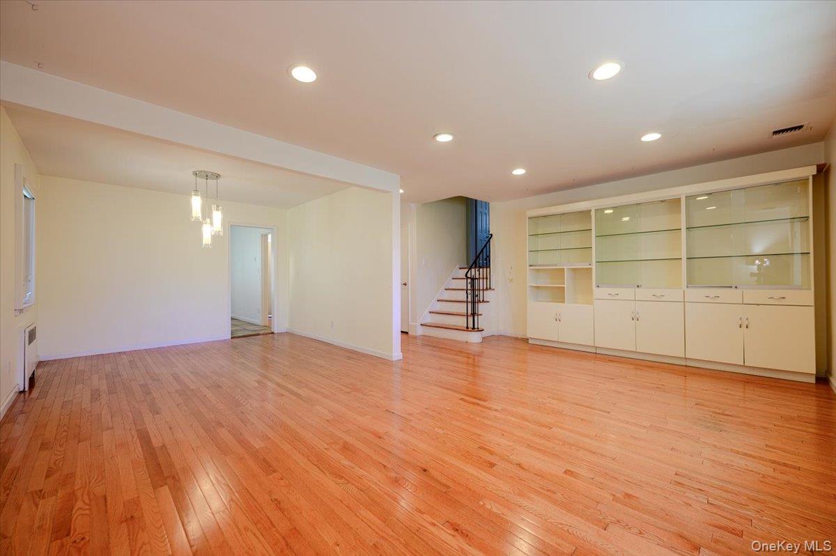 567 Oxford Road – For Sale photo 3