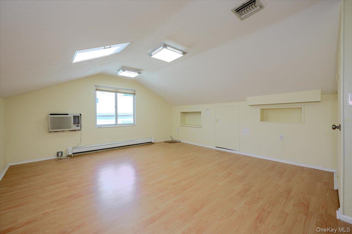 567 Oxford Road – For Sale photo 5