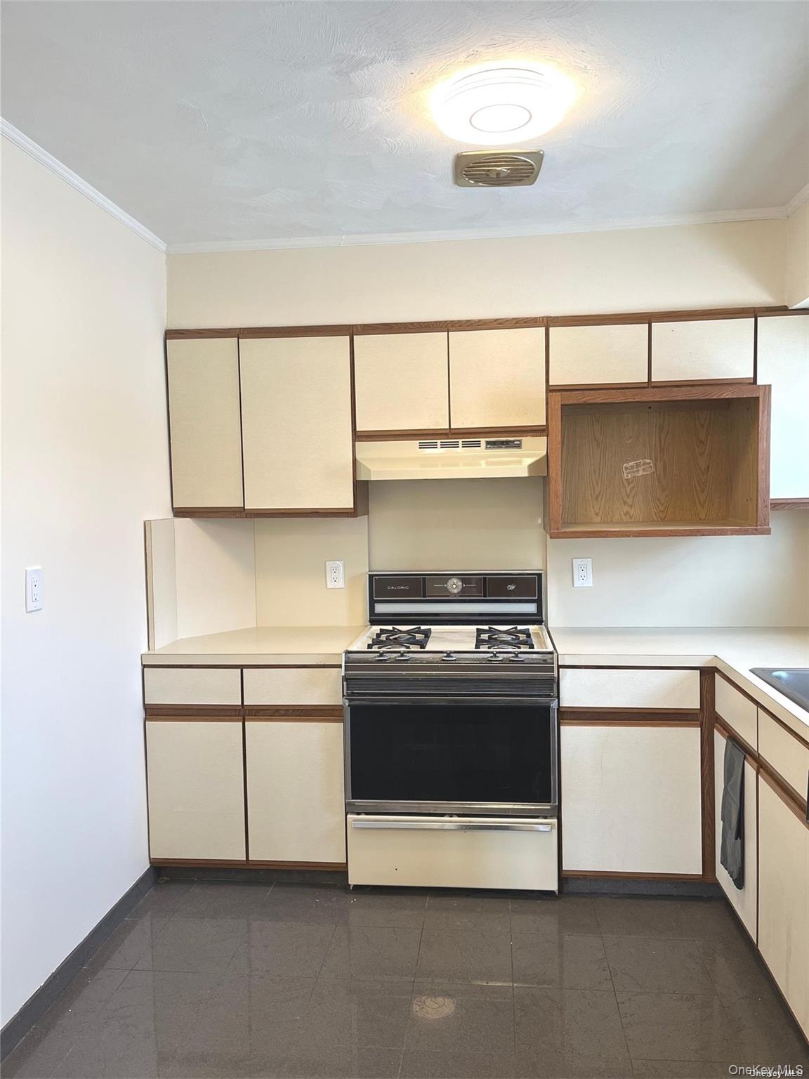 307 Magnolia Boulevard, Unit Upper photo 8
