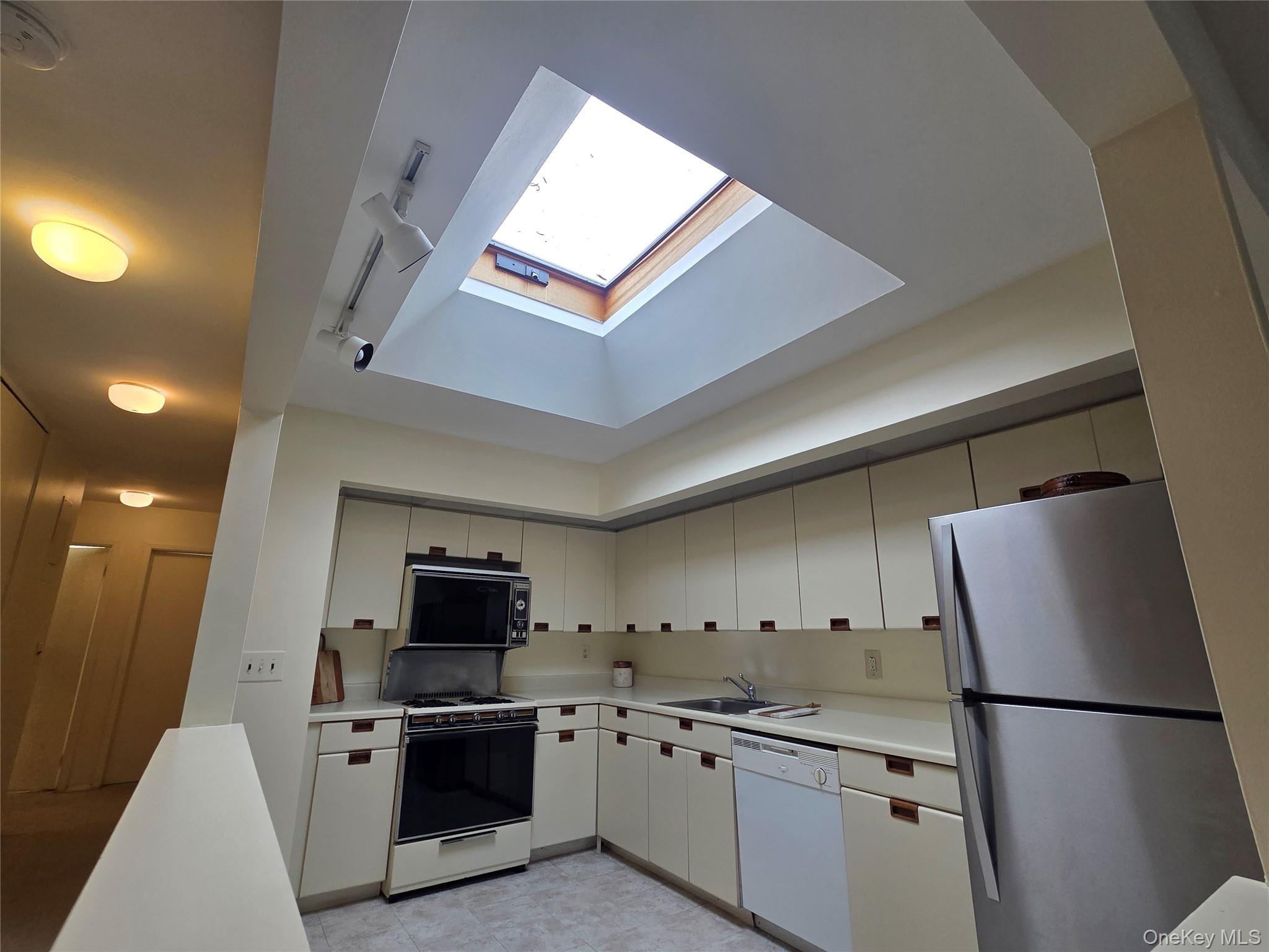 12-29 Diane Place, Unit 195 U photo 6