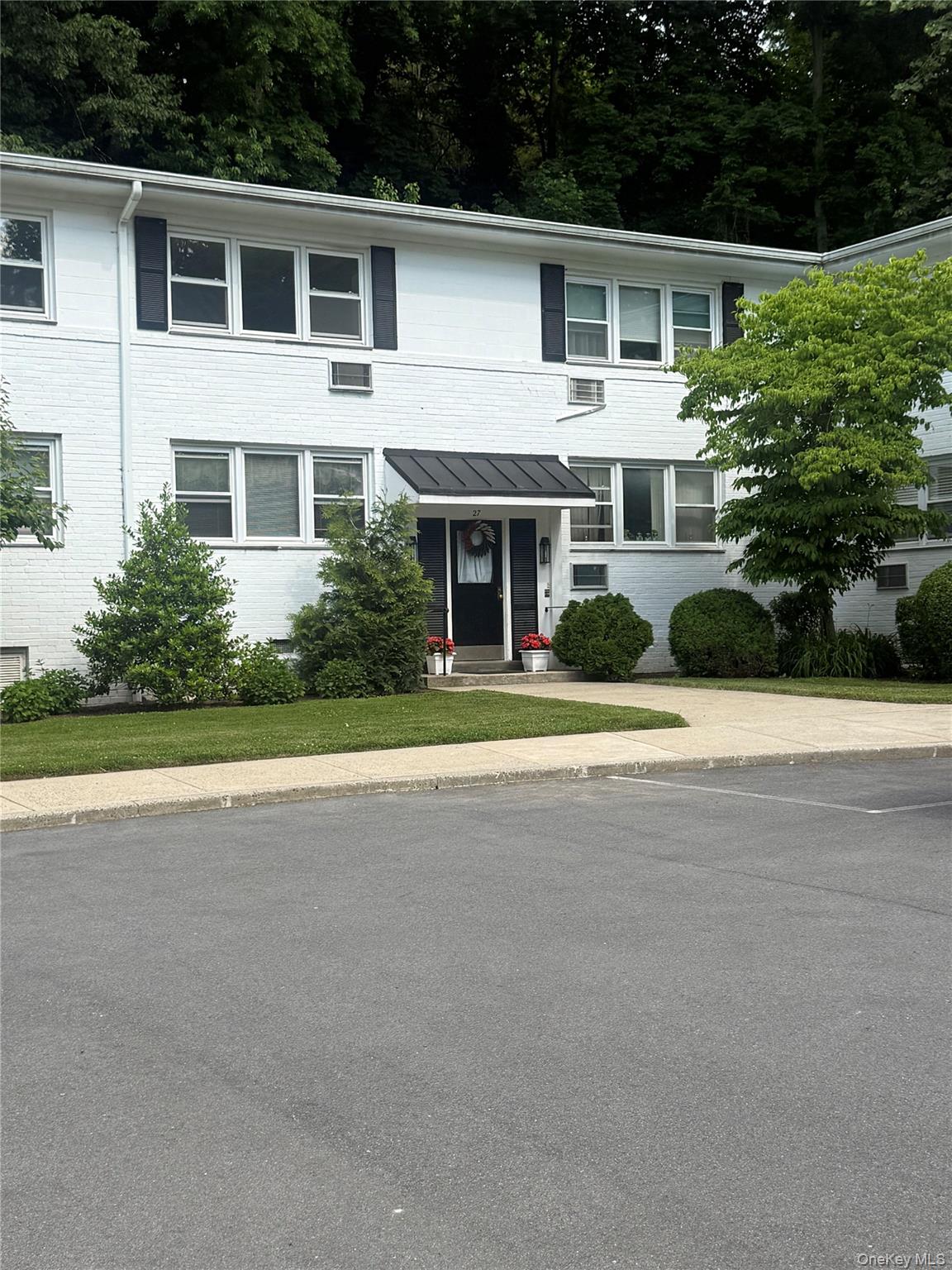 27 Avon Circle, Unit D photo 21