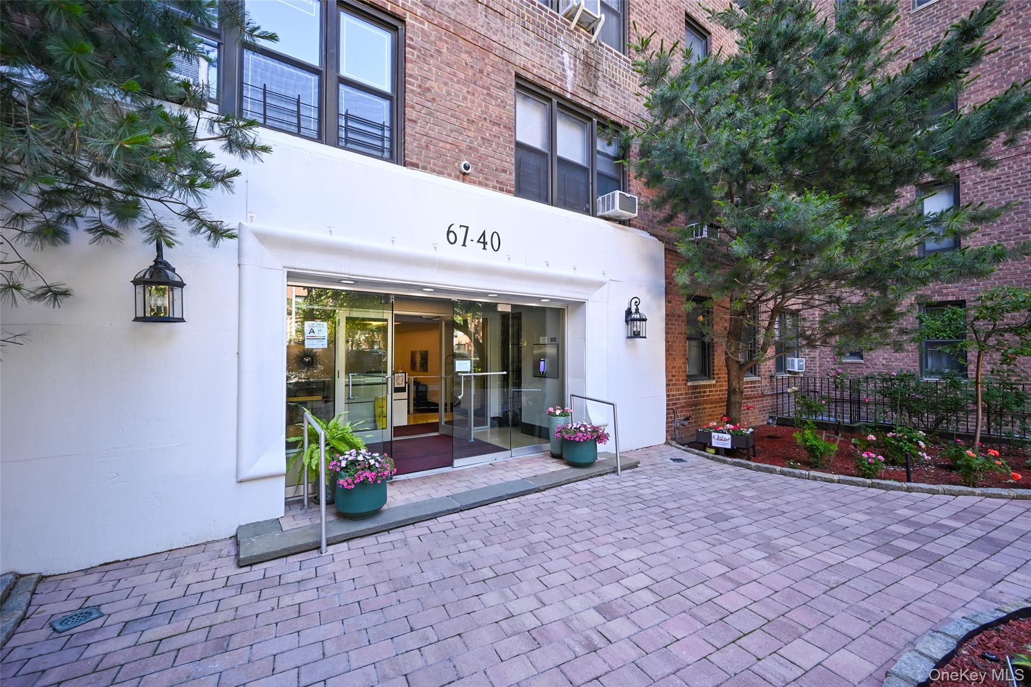 67-40 Yellowstone Boulevard, Unit 4M photo 2