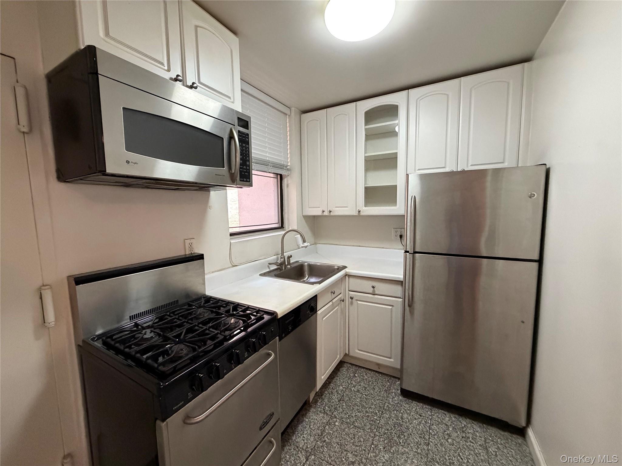 142 E 49th Street, Unit 5B photo 2