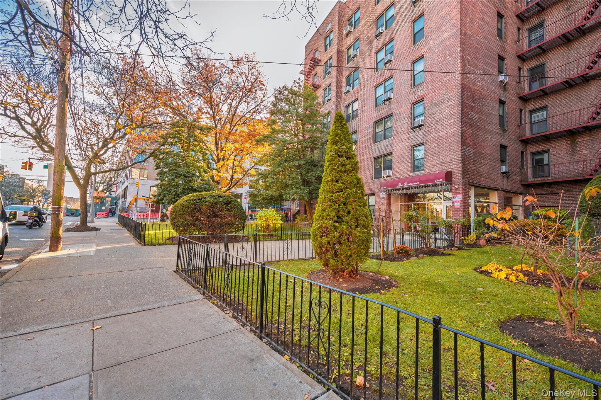 33-44 Junction Boulevard, Unit 2V photo 2