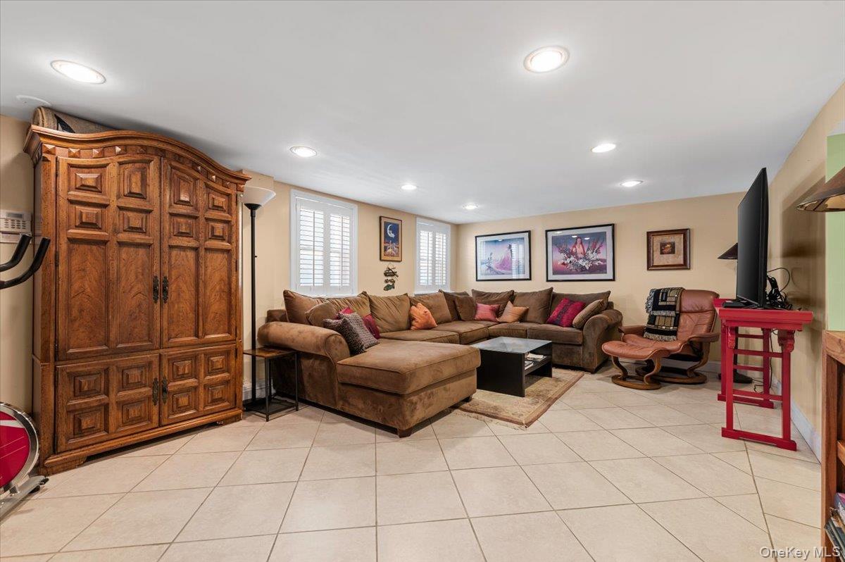 323 E Walnut Street – For Sale photo 24