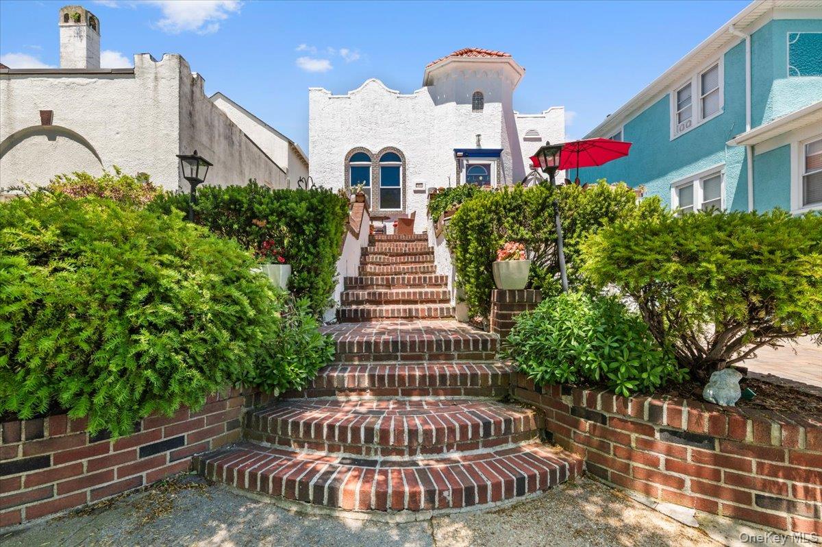 323 E Walnut Street – For Sale