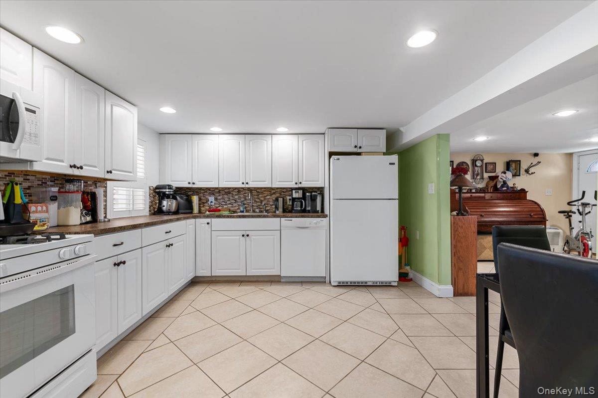 323 E Walnut Street – For Sale photo 28
