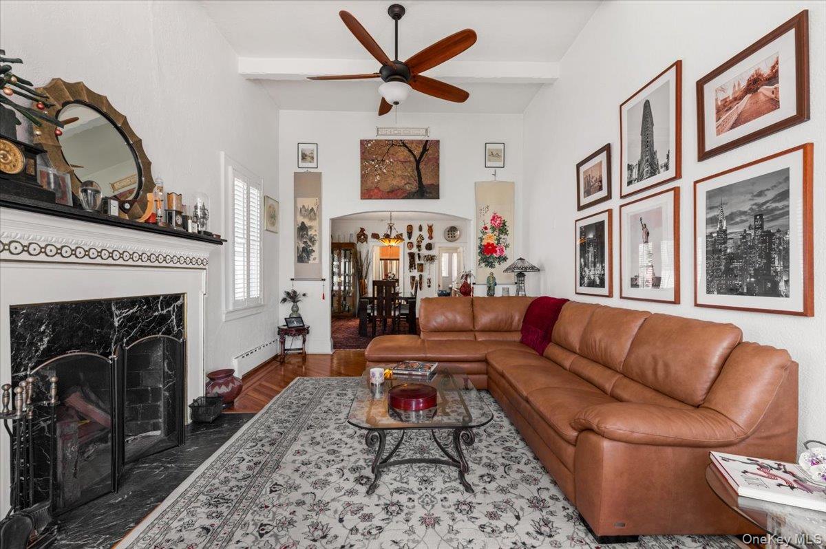 323 E Walnut Street – For Sale photo 4