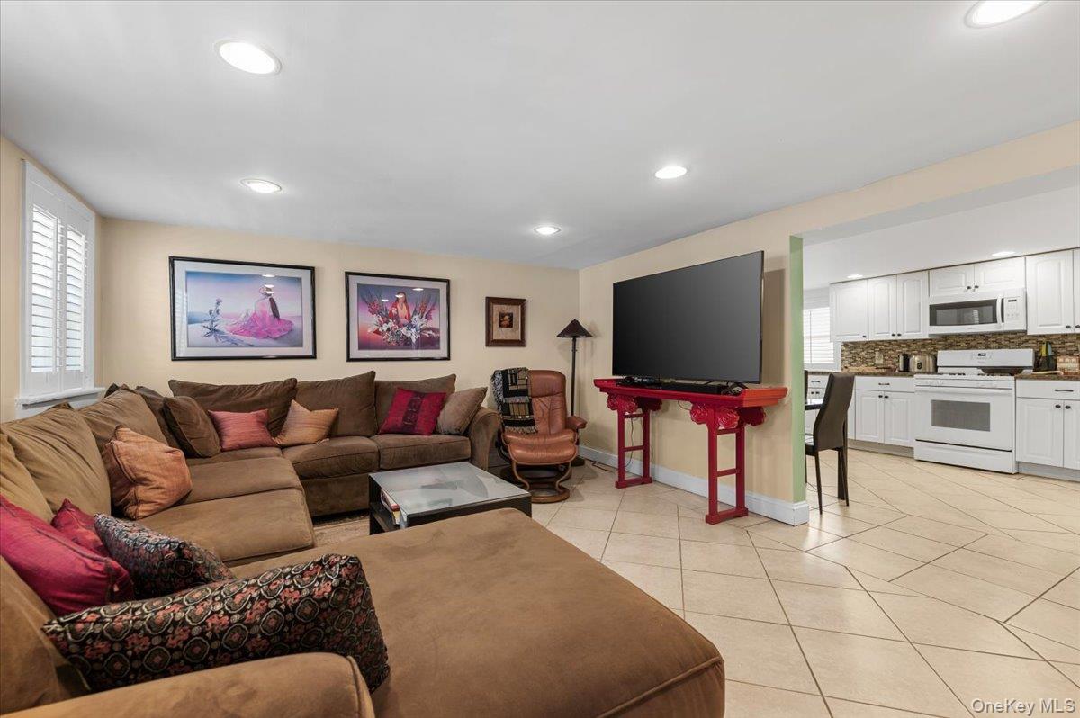 323 E Walnut Street – For Sale photo 25