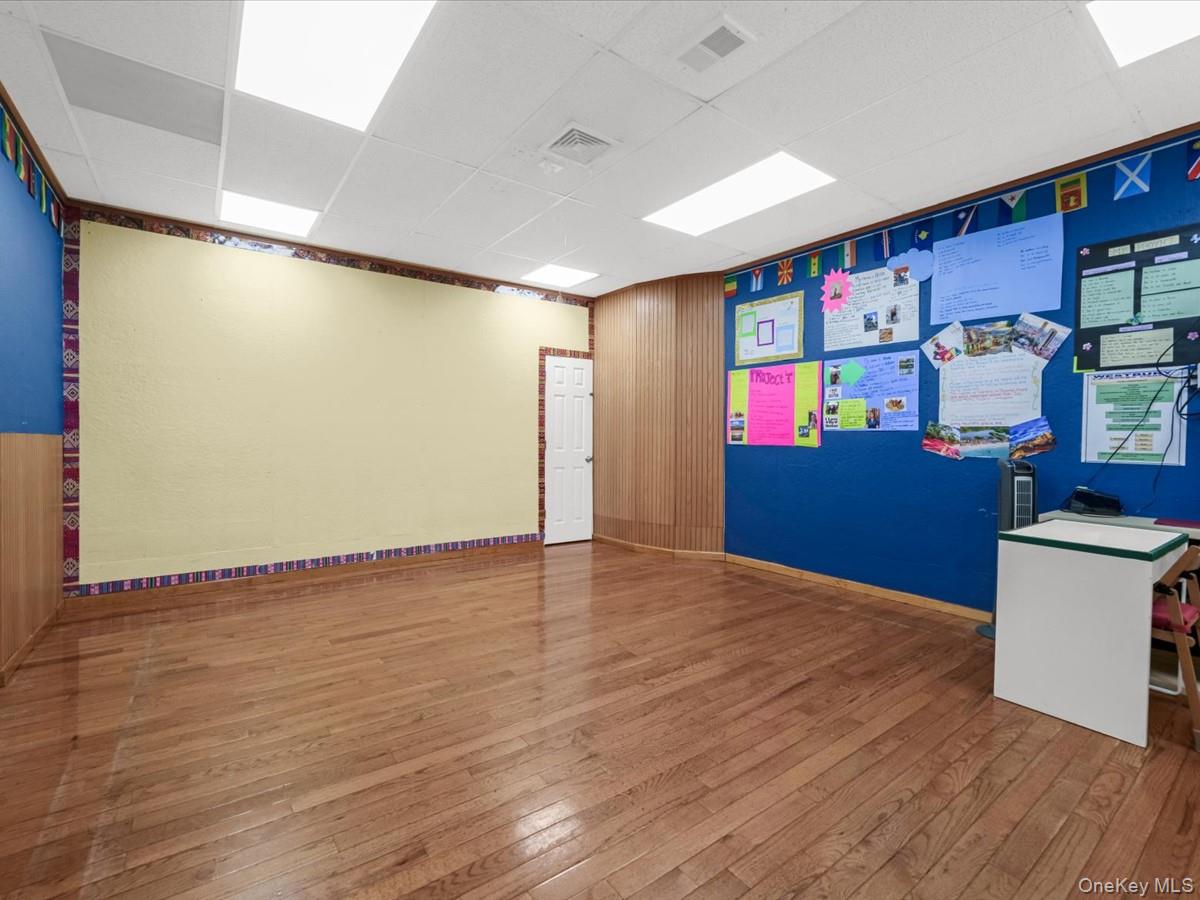 154 Post Avenue, Unit 1 photo 5