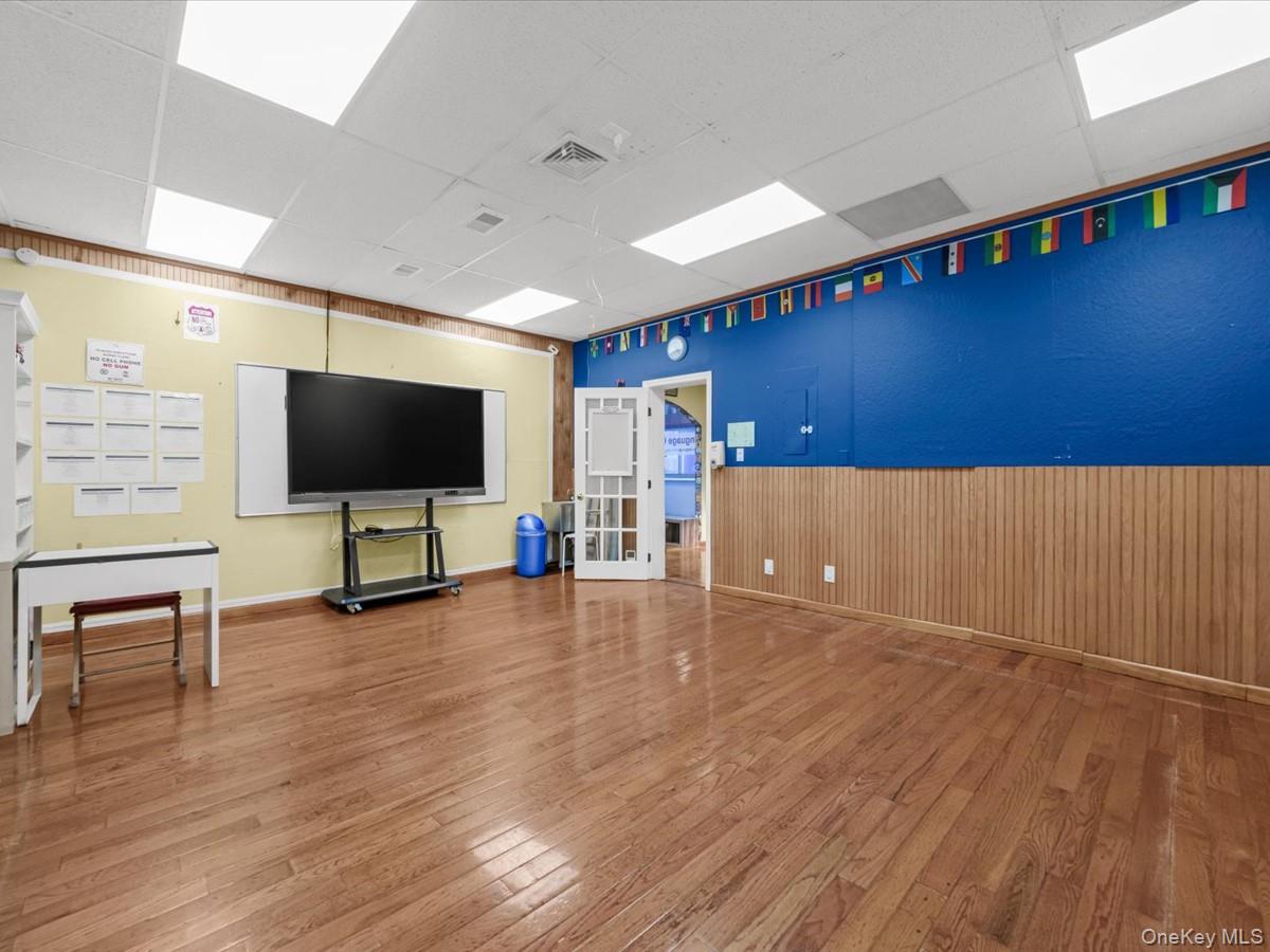 154 Post Avenue, Unit 1 photo 6