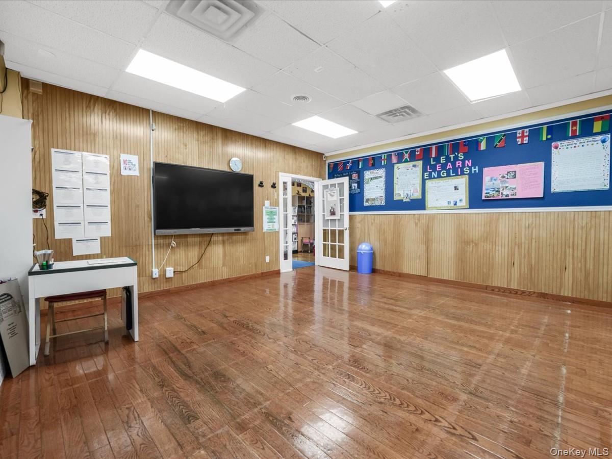 154 Post Avenue, Unit 1 photo 4