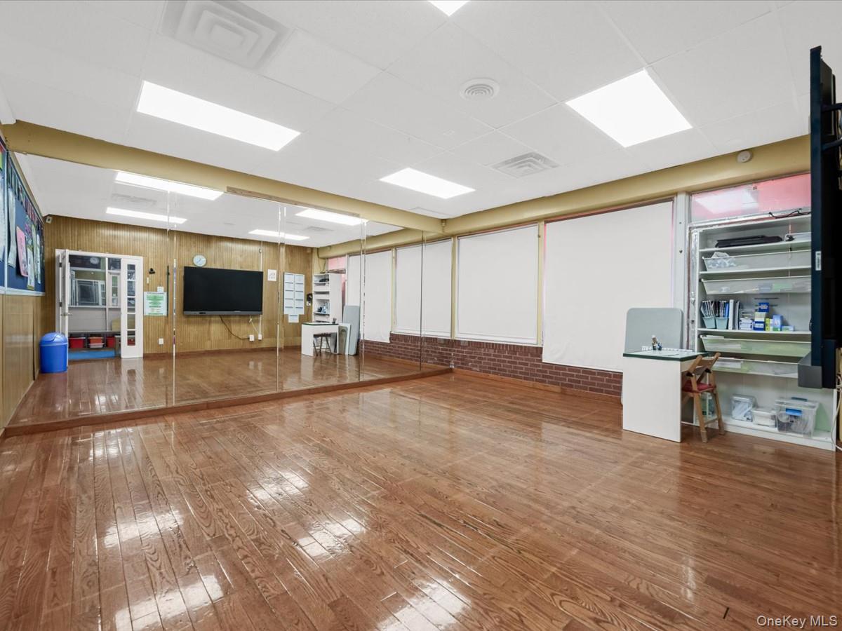 154 Post Avenue, Unit 1 photo 3