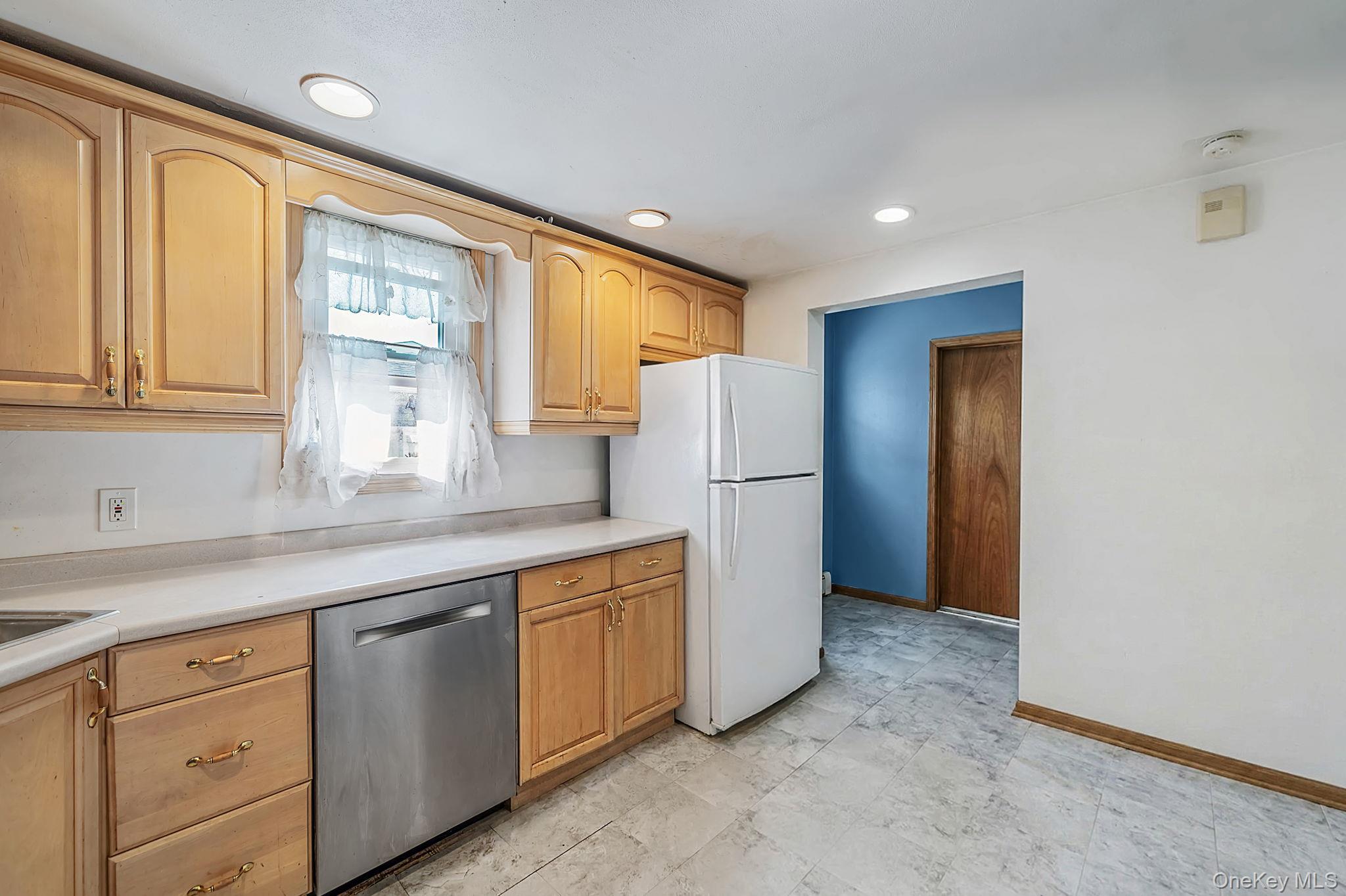 535 Outlook Avenue – For Sale photo 8