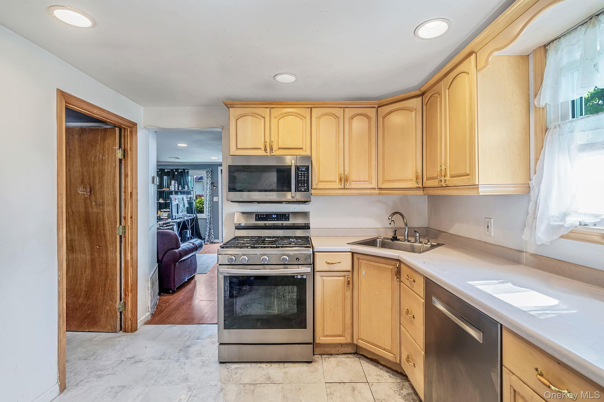 535 Outlook Avenue – For Sale photo 10
