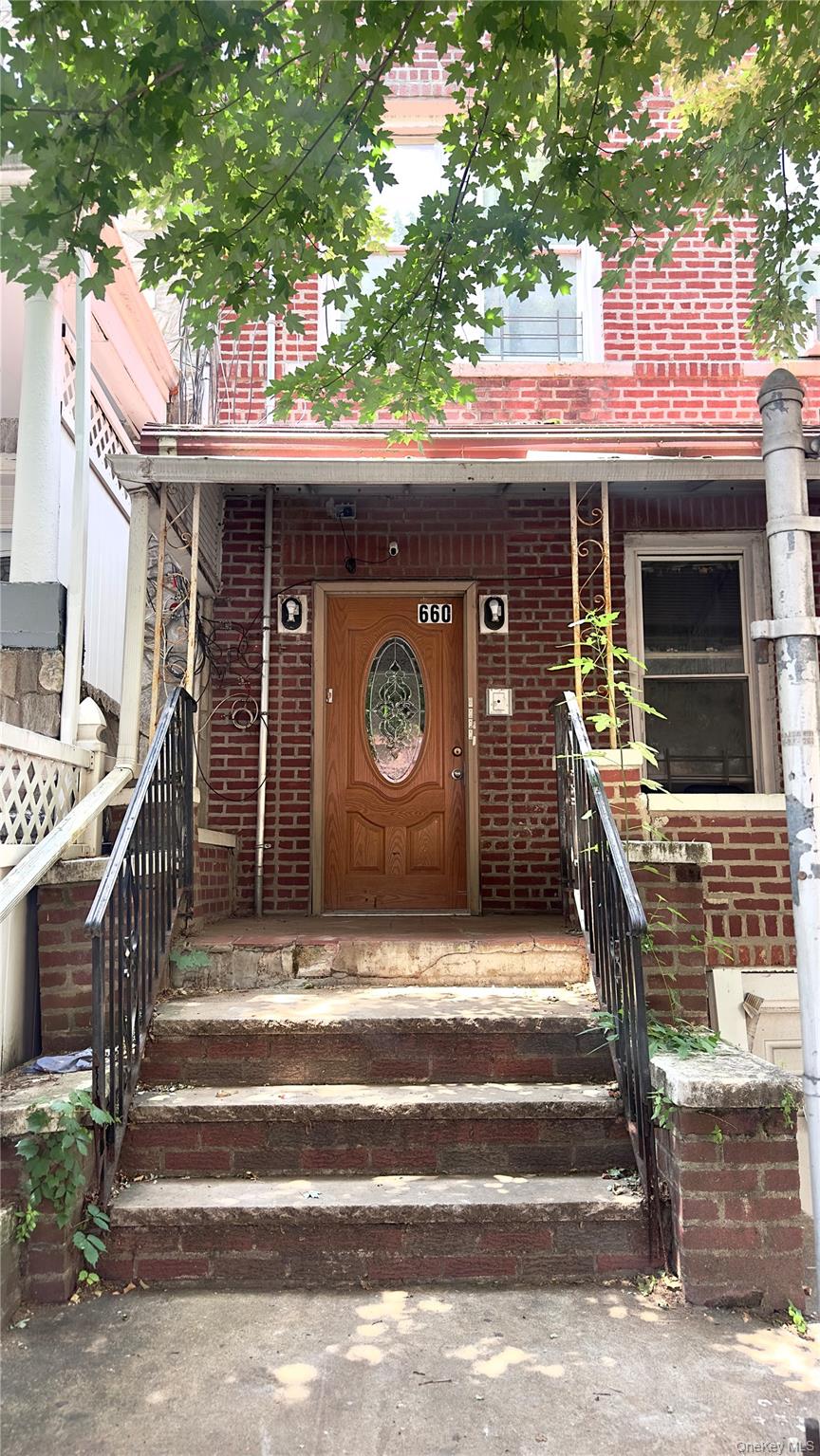 660 Warwick Street – For Sale photo 2