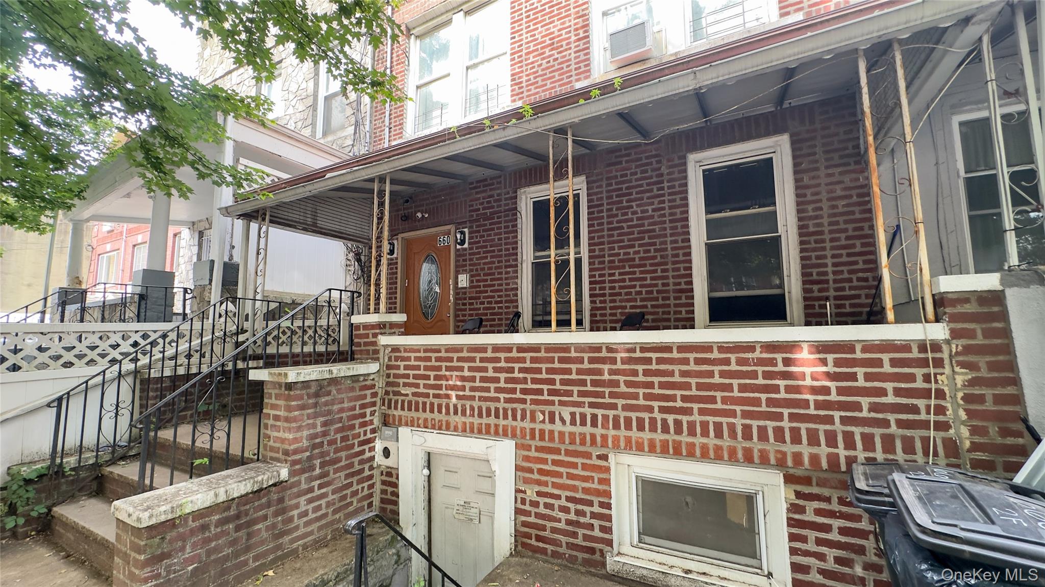 660 Warwick Street – For Sale
