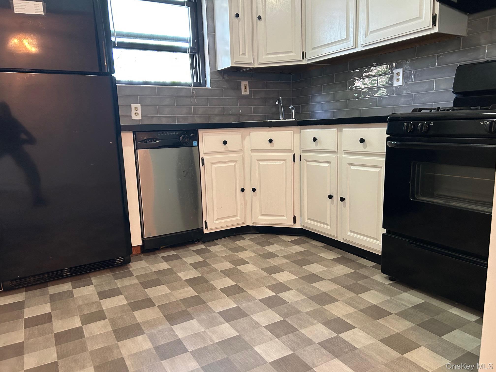 284 Sneden Place W, Unit 284 photo 2