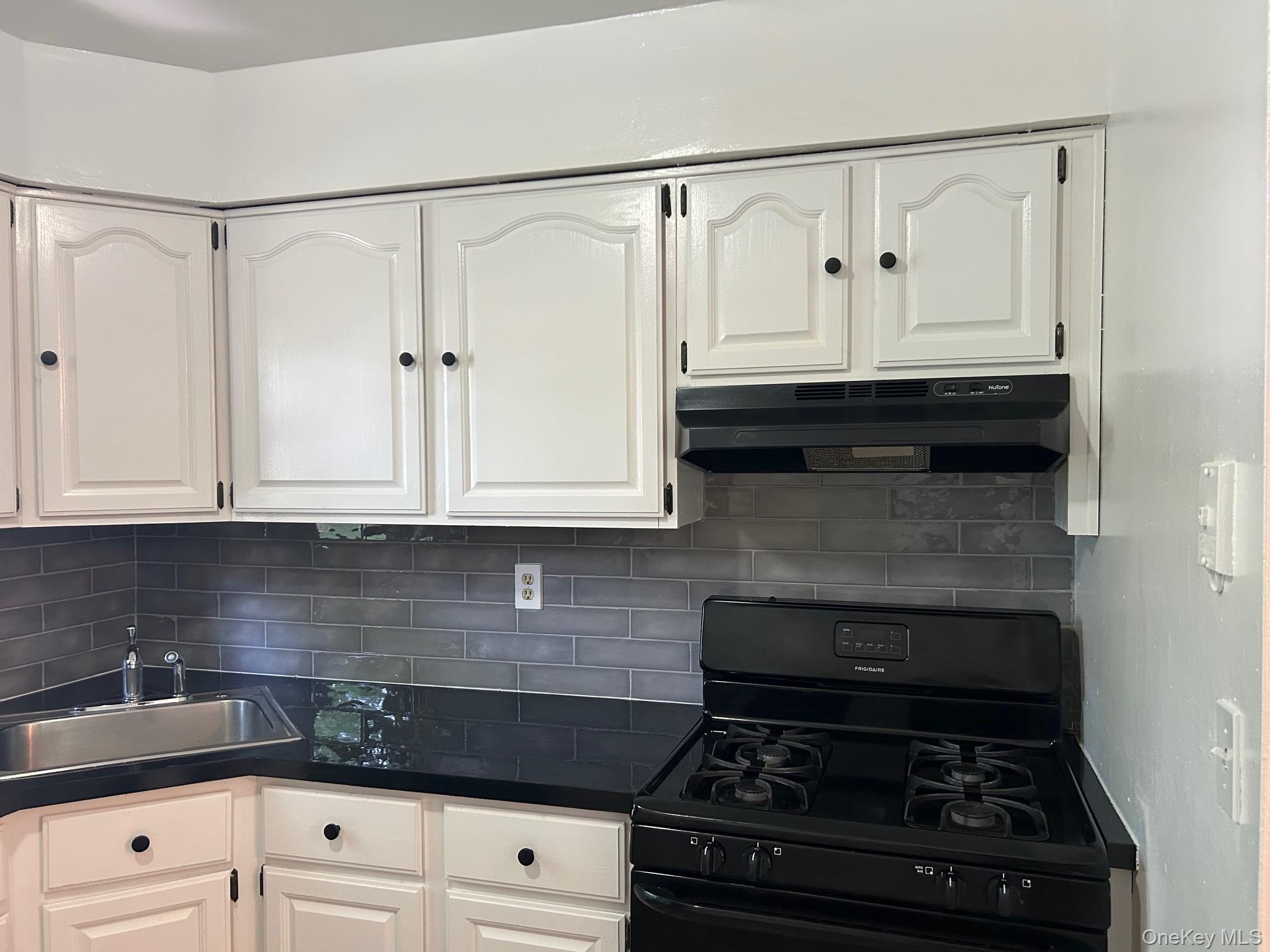 284 Sneden Place W, Unit 284 photo 4