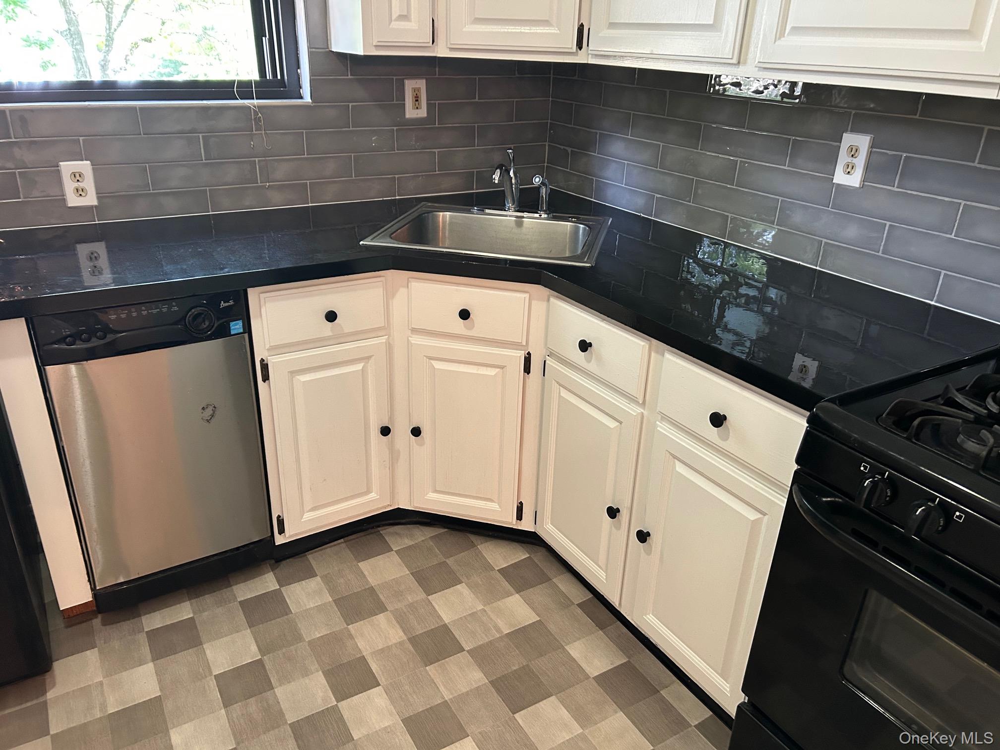 284 Sneden Place W, Unit 284 photo 3