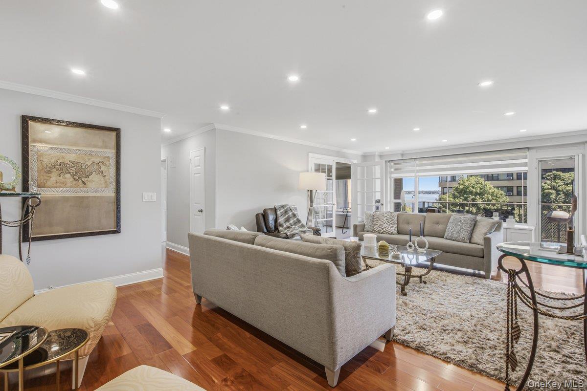 166-25 Powells Cove Boulevard, Unit 4M photo 5