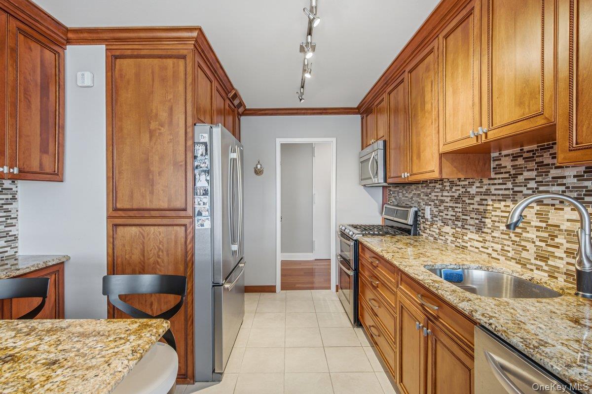 166-25 Powells Cove Boulevard, Unit 4M photo 14