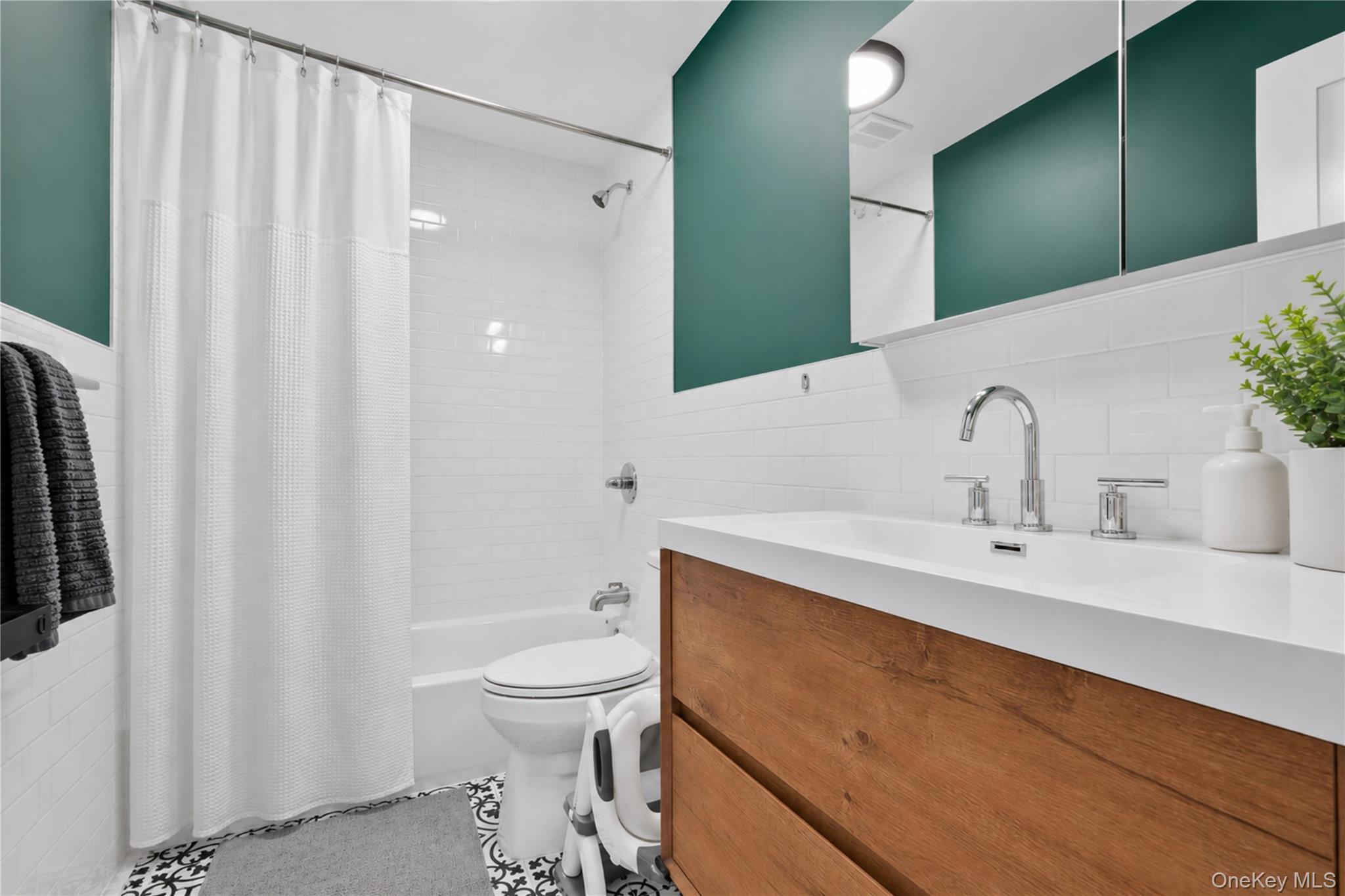 925 Hart Street – For Sale photo 8