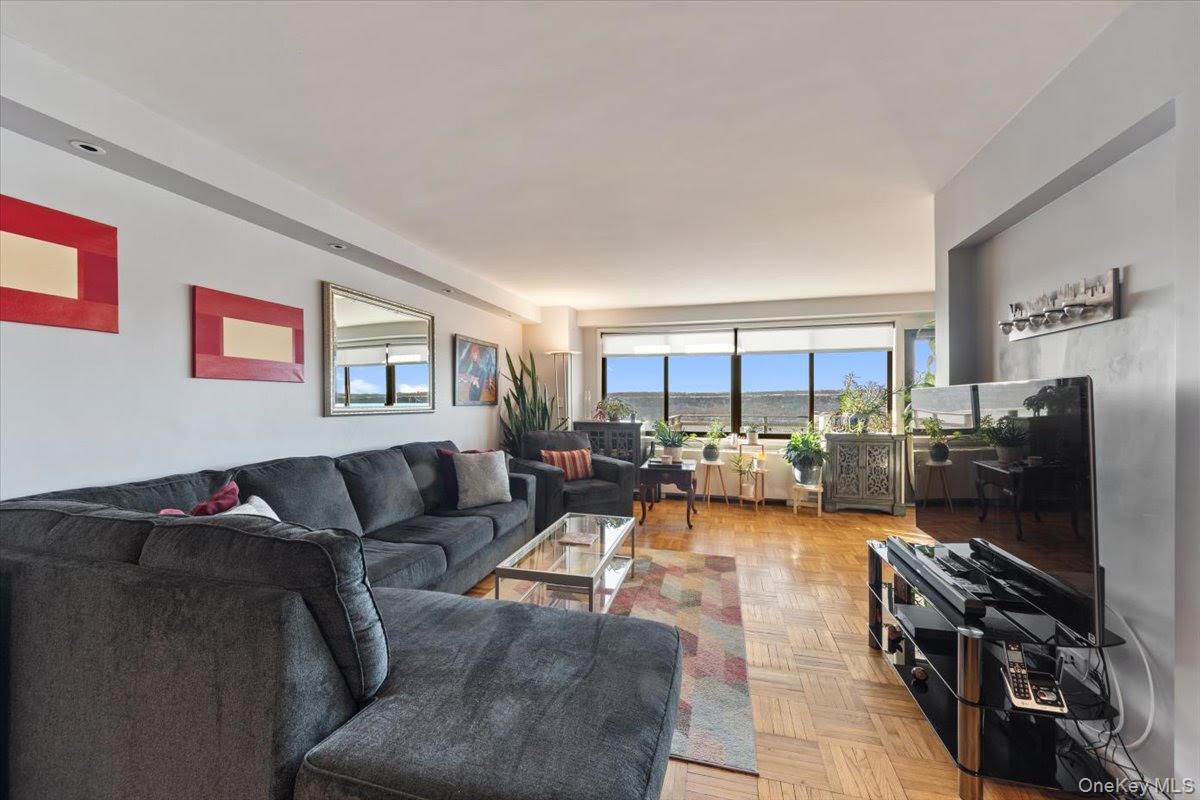 3671 Hudson Manor Terrace, Unit 14L photo 10
