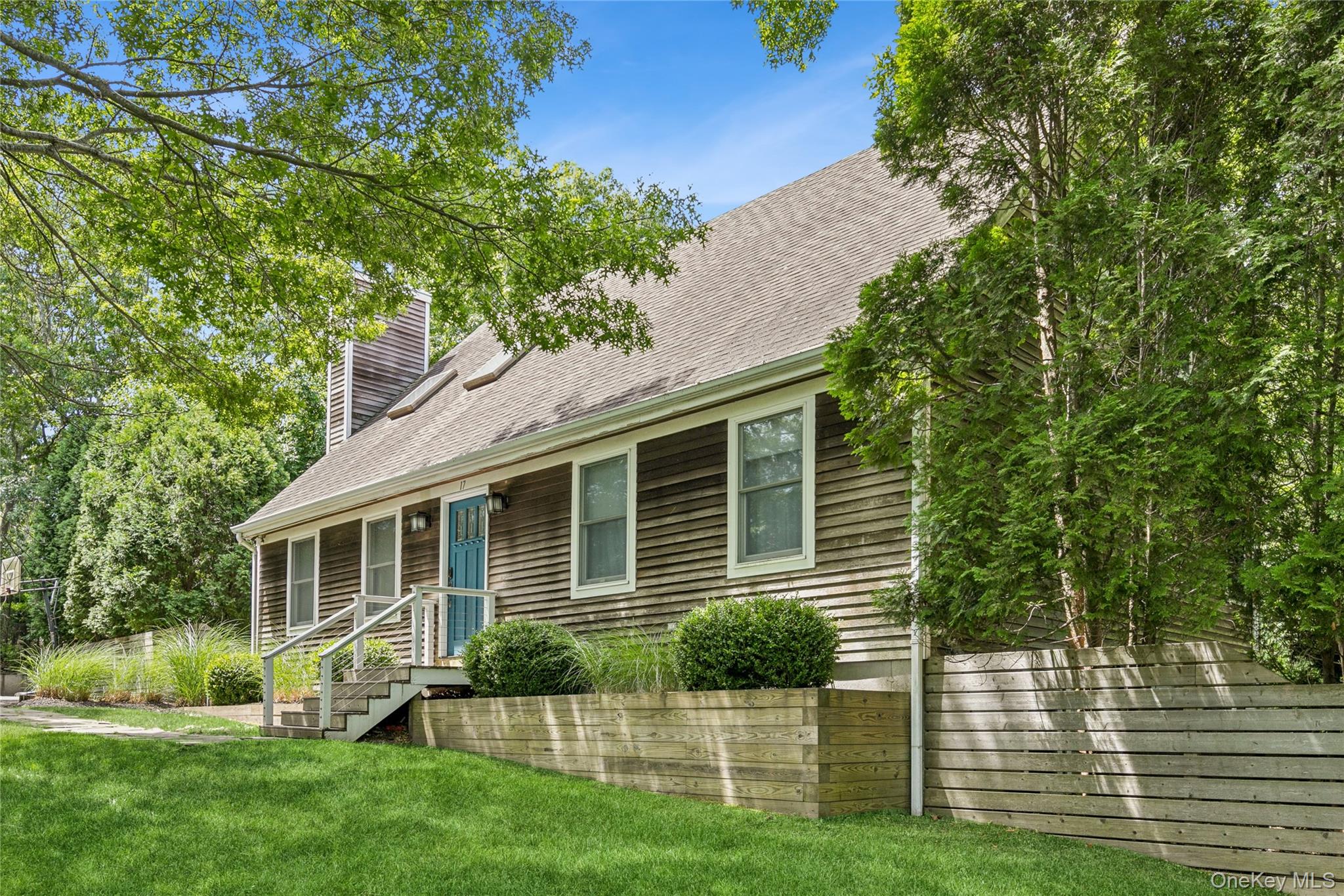 17 Squires Boulevard – For Sale photo 2