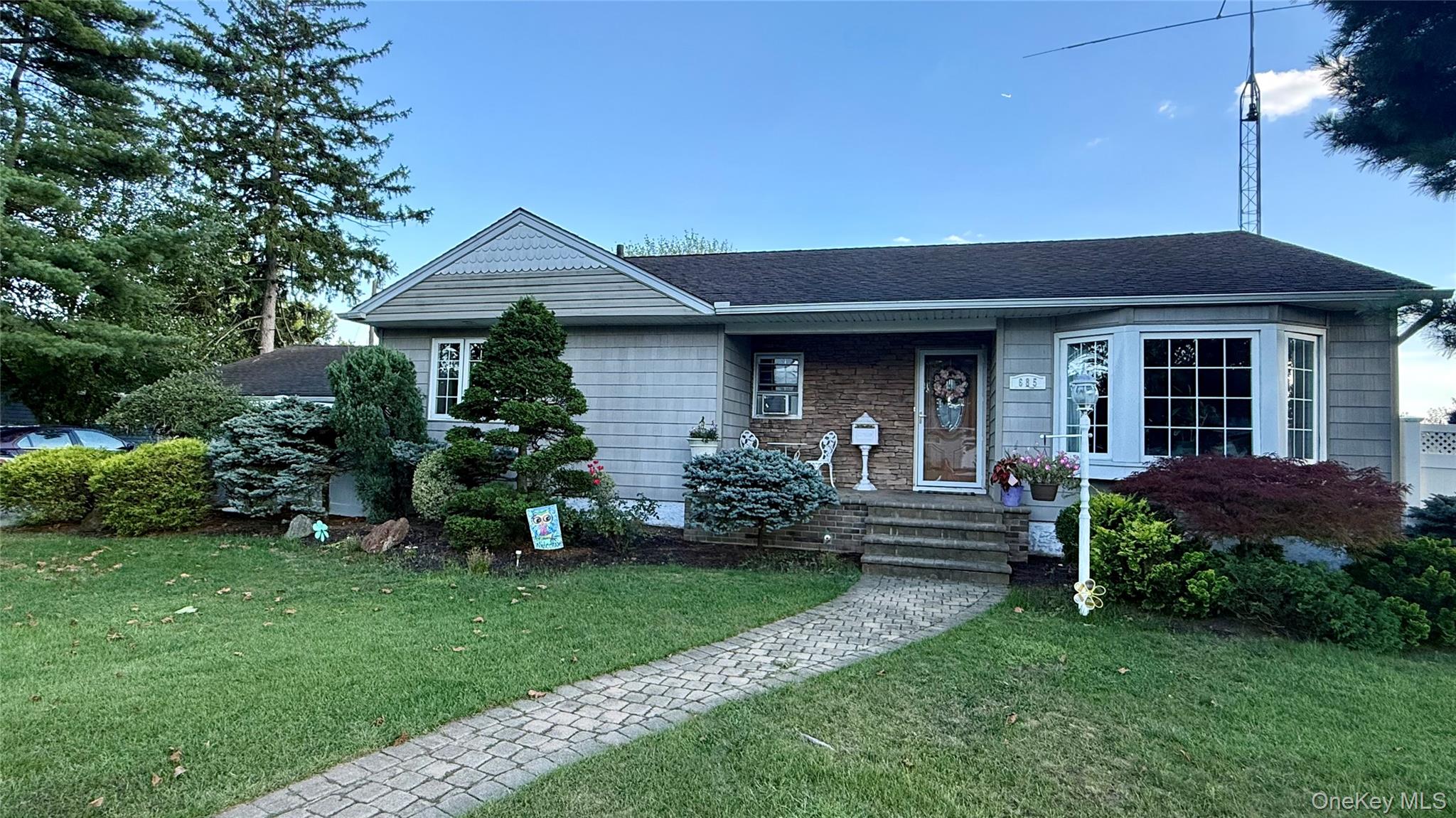 685 Seabury Avenue – For Sale