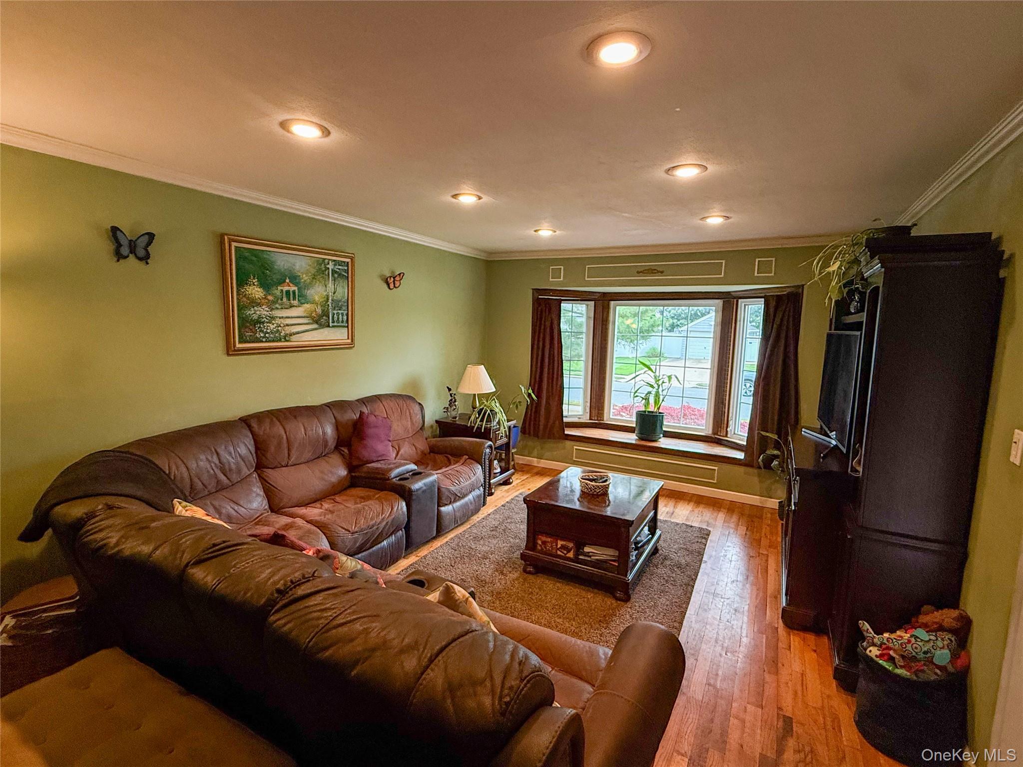 685 Seabury Avenue – For Sale photo 6