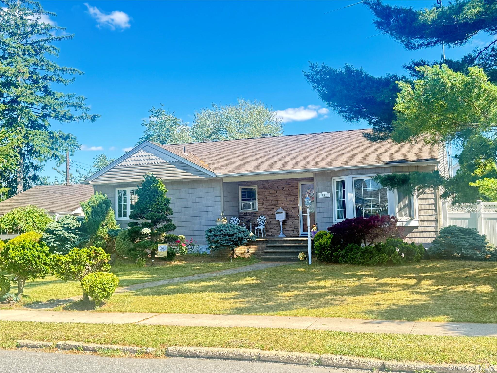 685 Seabury Avenue – For Sale photo 5