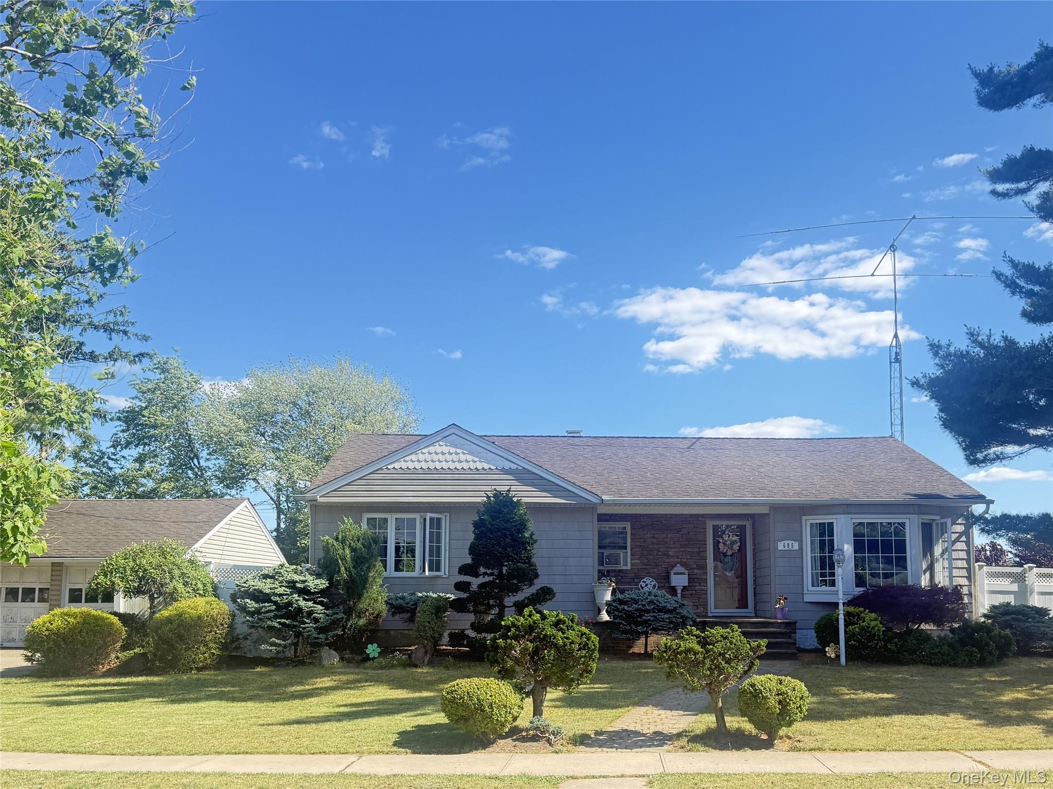 685 Seabury Avenue – For Sale photo 2