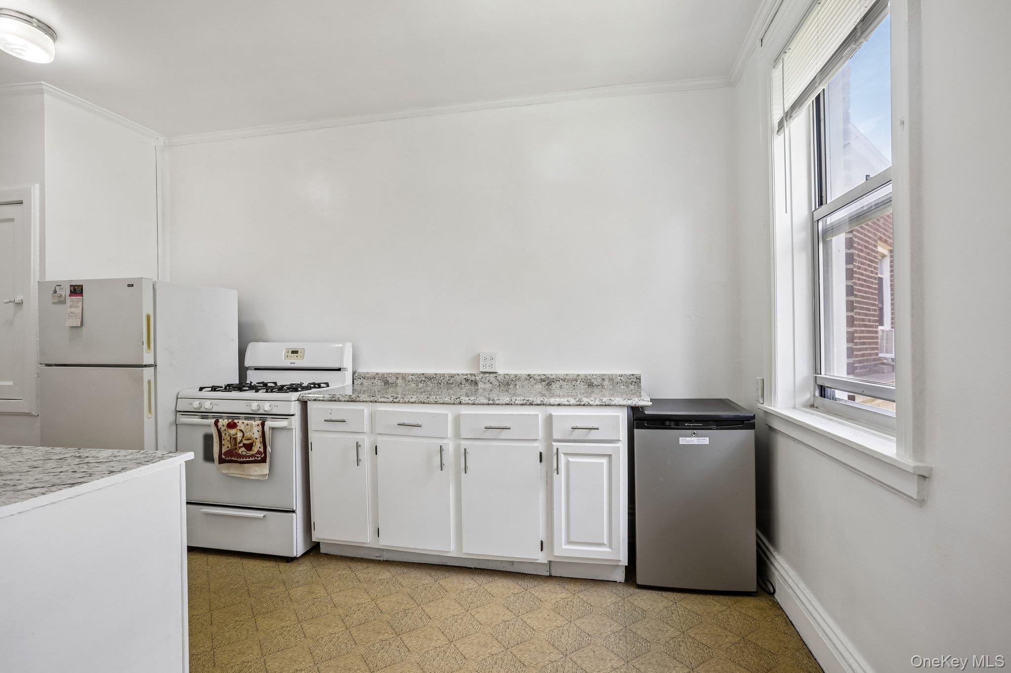 445 Gramatan Avenue, Unit CD3 photo 14