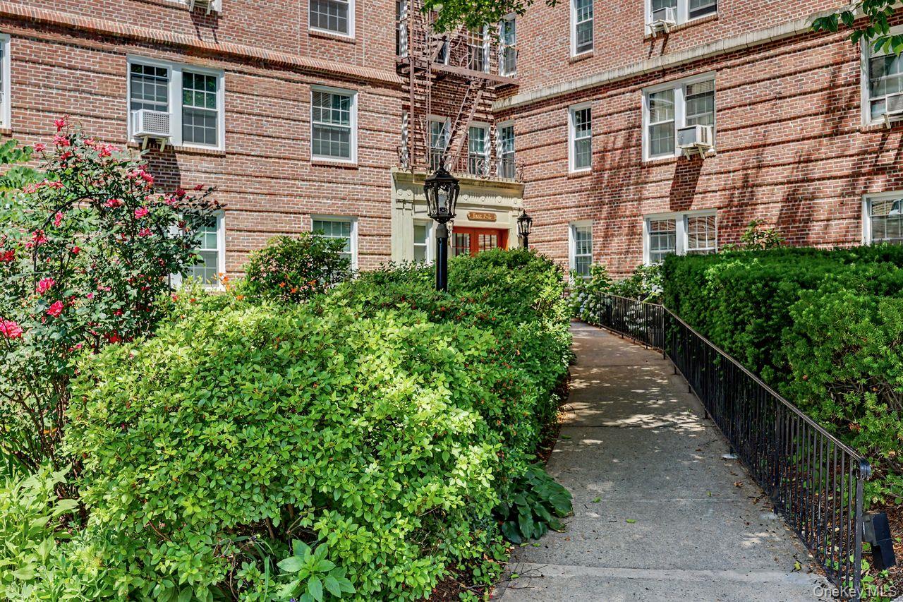 300 S Broadway, Unit 2 H photo 3