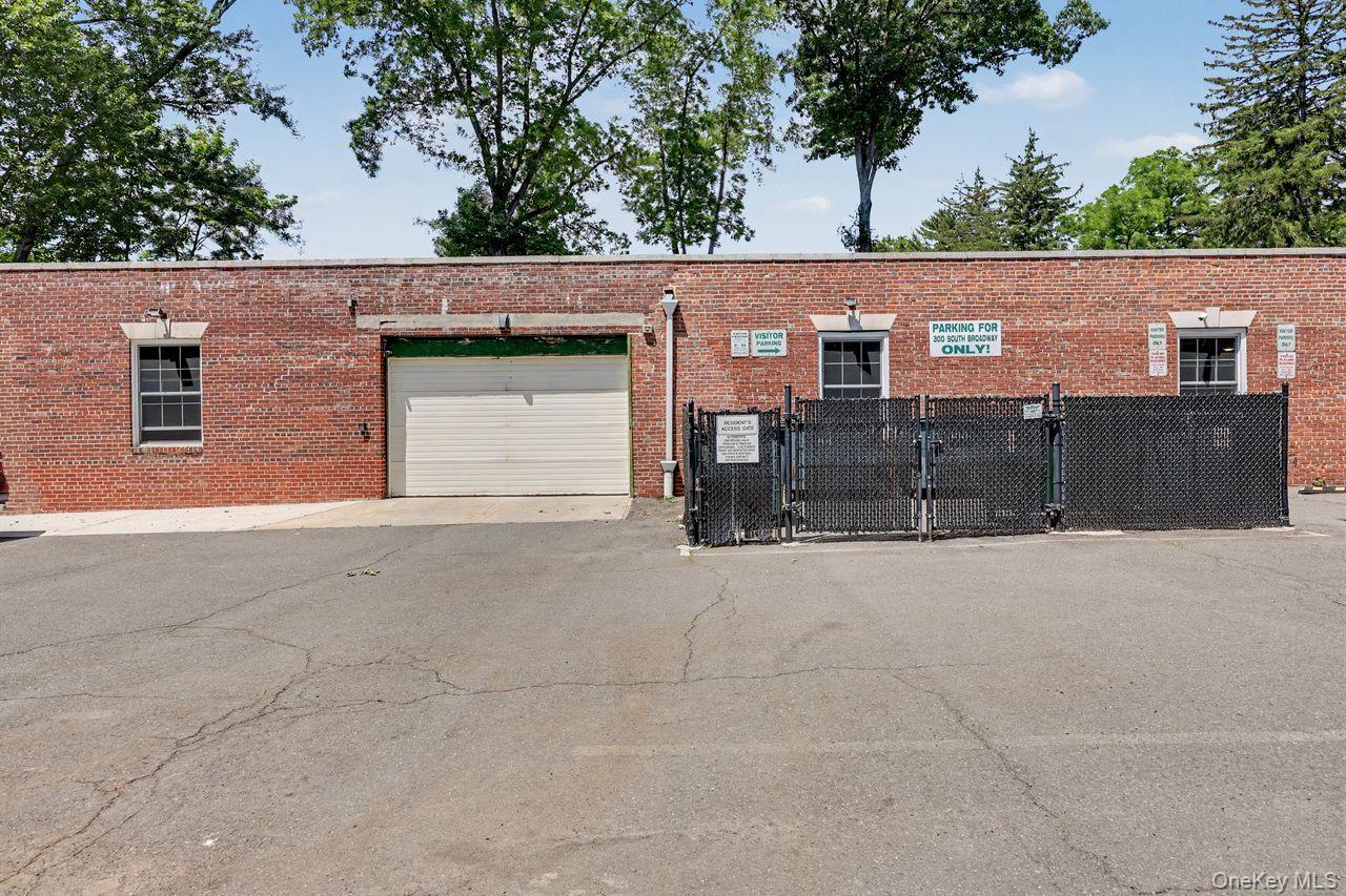 300 S Broadway, Unit 2 H photo 34