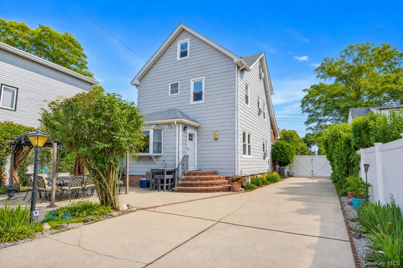 549 De Mott Avenue – For Sale photo 3