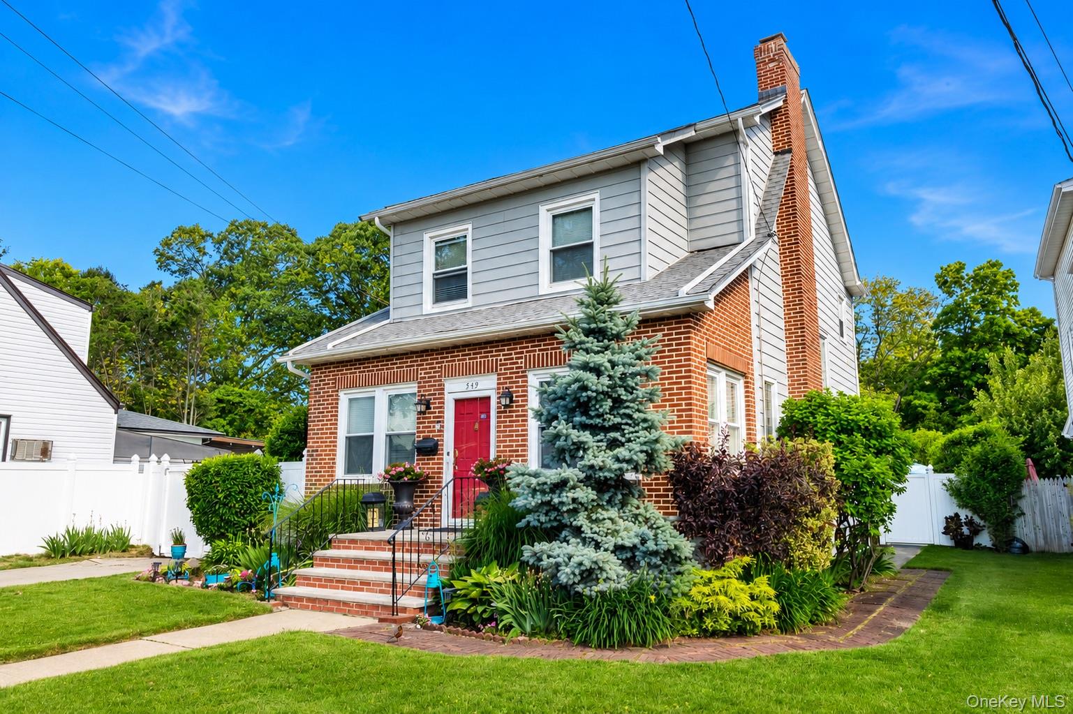 549 De Mott Avenue – For Sale photo 2