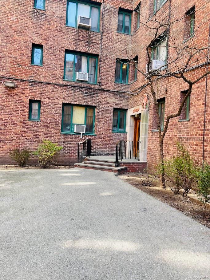 1686 Metropolitan Avenue, Unit 4H photo 2
